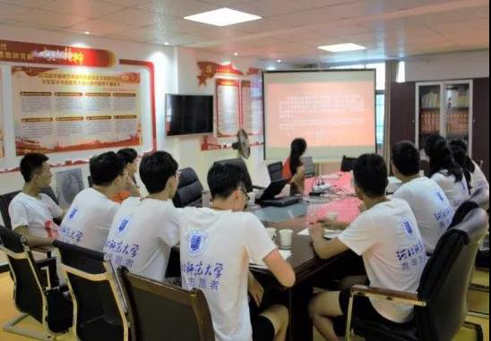 实践队员集体观看视频学习